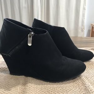 CL by Laundry black wedge heel women 9.5